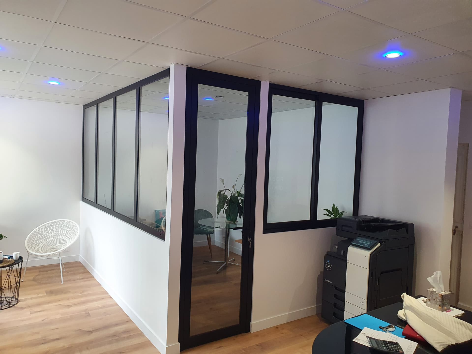 Pose de cloisons vitrées pour bureaux. — Hauts-de-Seine (92)